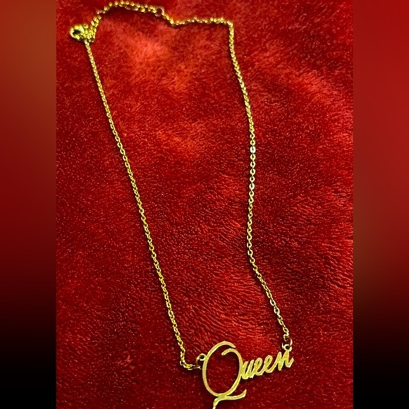 18k Gold plated Queen pendant necklace - Picture 9 of 10